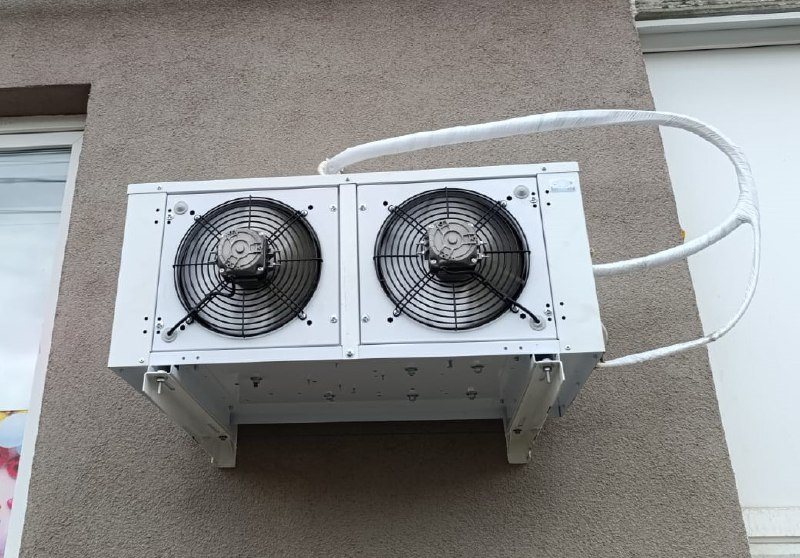 Наружный блок Intercold на фасаде и подведённая холодильная трасса